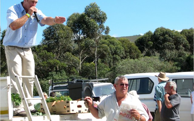 Bâ€™Bos se jaarlikse basaar sal â€œvaalâ€ wees sonder â€˜n egte en opwindende veiling.  (Argieffoto: Gansbaai Courant) 